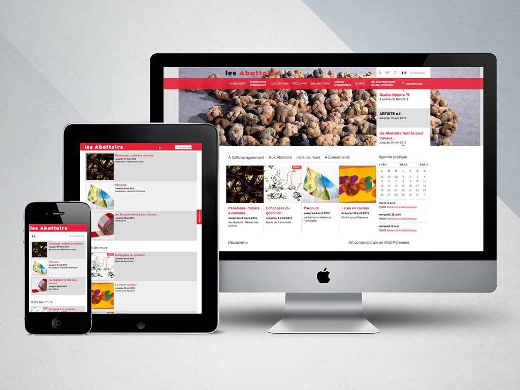 L'image montre une interface de site web affichée sur trois dispositifs différents : un smartphone, une tablette et un ordinateur de bureau. Le site semble être dédié à l'art contemporain, avec une mise en page colorée et attrayante. On peut voir des visuels d'œuvres d'art, des sections pour des événements et des informations sur des artistes, le tout organisé de manière claire et accessible. Le design utilise principalement des couleurs rouges et blanches, ajoutant une touche moderne et dynamique à l'ensemble.