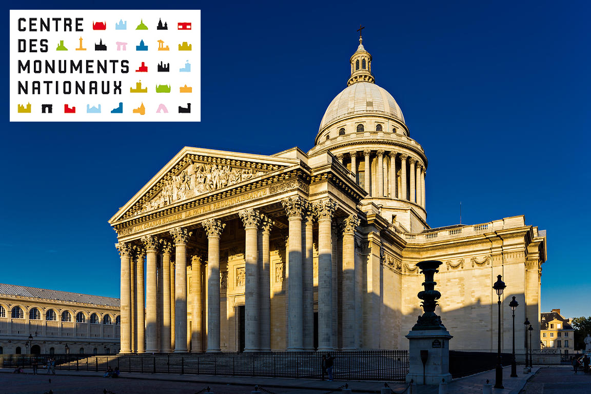L'image montre un bâtiment imposant, probablement un monument historique, avec une architecture classique. Le bâtiment présente des colonnes majestueuses et un dôme visible sur le toit. La lumière du matin qui éclaire la scène crée un contraste fort avec le ciel bleu. Dans le coin supérieur gauche, il y a un logo représentant le "Centre des Monuments Nationaux", composé de diverses icônes colorées. L'ensemble de la composition évoque une ambiance de grandeur et de patrimoine.