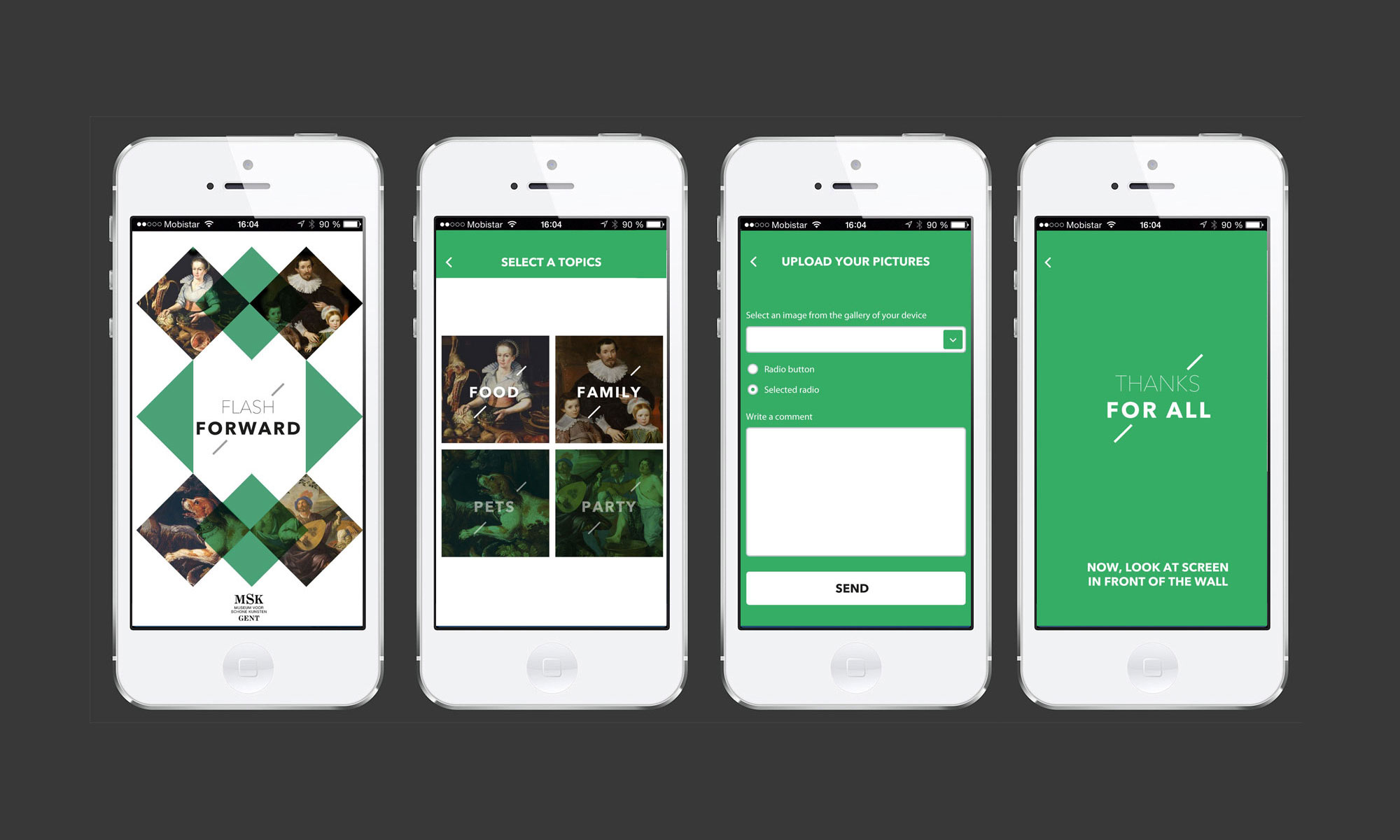 L'image montre quatre écrans d'une application mobile présentée sur des téléphones. 1. Le premier écran a un design coloré avec un motif en losanges et un titre qui semble dire "FLASH FORWARD". 2. Le deuxième écran propose des catégories de sujets à sélectionner, comme "Nourriture", "Famille", "Fêtes", et peut-être d'autres. 3. Le troisième écran permet de télécharger des photos, avec un champ pour ajouter une description. 4. Le dernier écran affiche un message de remerciement, indiquant de regarder l'écran devant le mur. Le fond de l'image est sombre, mettant bien en valeur les écrans des téléphones.
