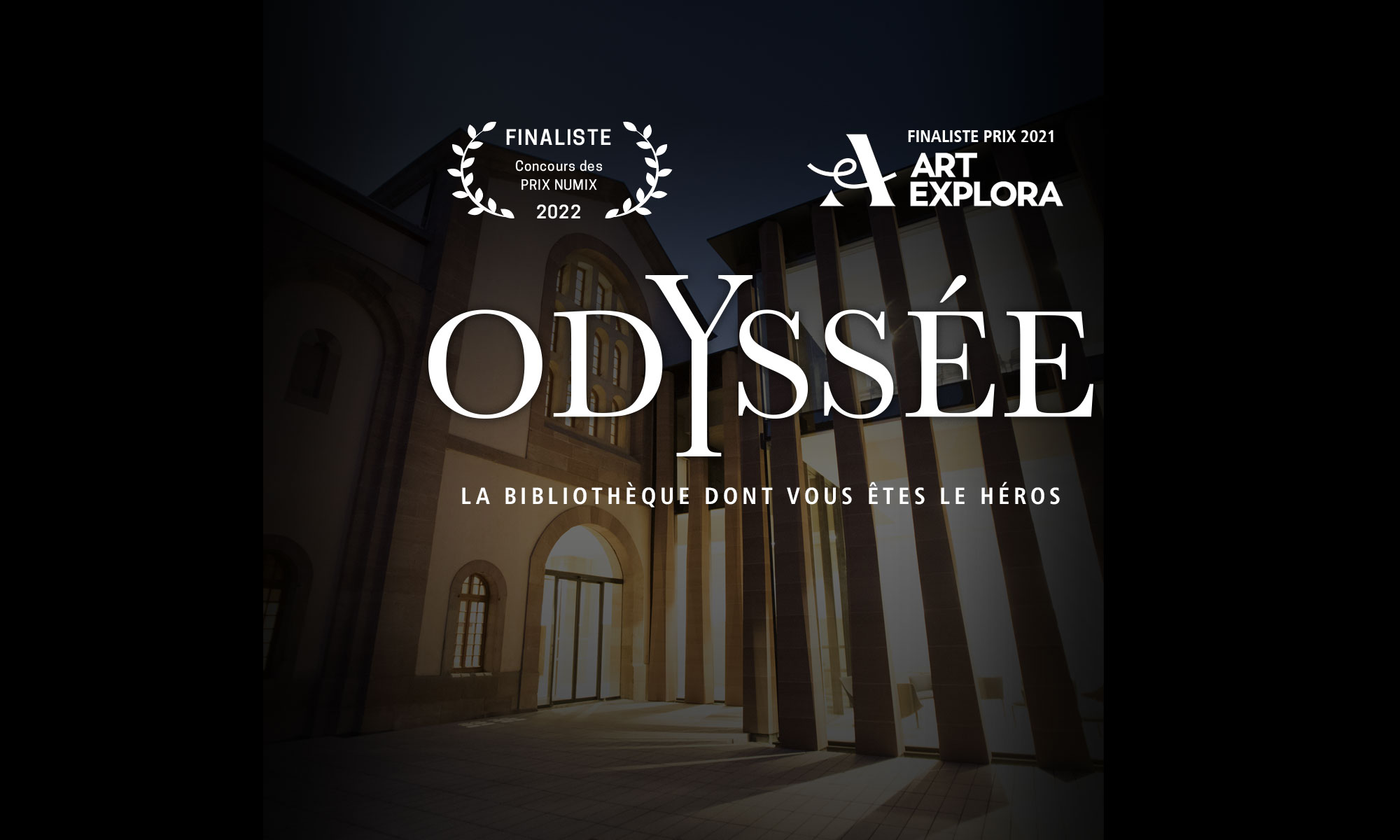 L'image présente un fond sombre avec un éclairage suggérant un espace intérieur, probablement une bibliothèque. Le texte en grand et en majuscules indique "ODYSSÉE", suivi de la mention "LA BIBLIOTHÈQUE DONT VOUS ÊTES LE HÉROS". En haut à gauche, il y a des symboles indiquant que cela fait partie d'un concours, avec les termes "FINALISTE" et "PRIX NUMIX 2022" ainsi que "FINALISTE PRIX 2021" et "ART EXPLORE". L'ensemble donne une impression de sophistication et d'importance culturelle.