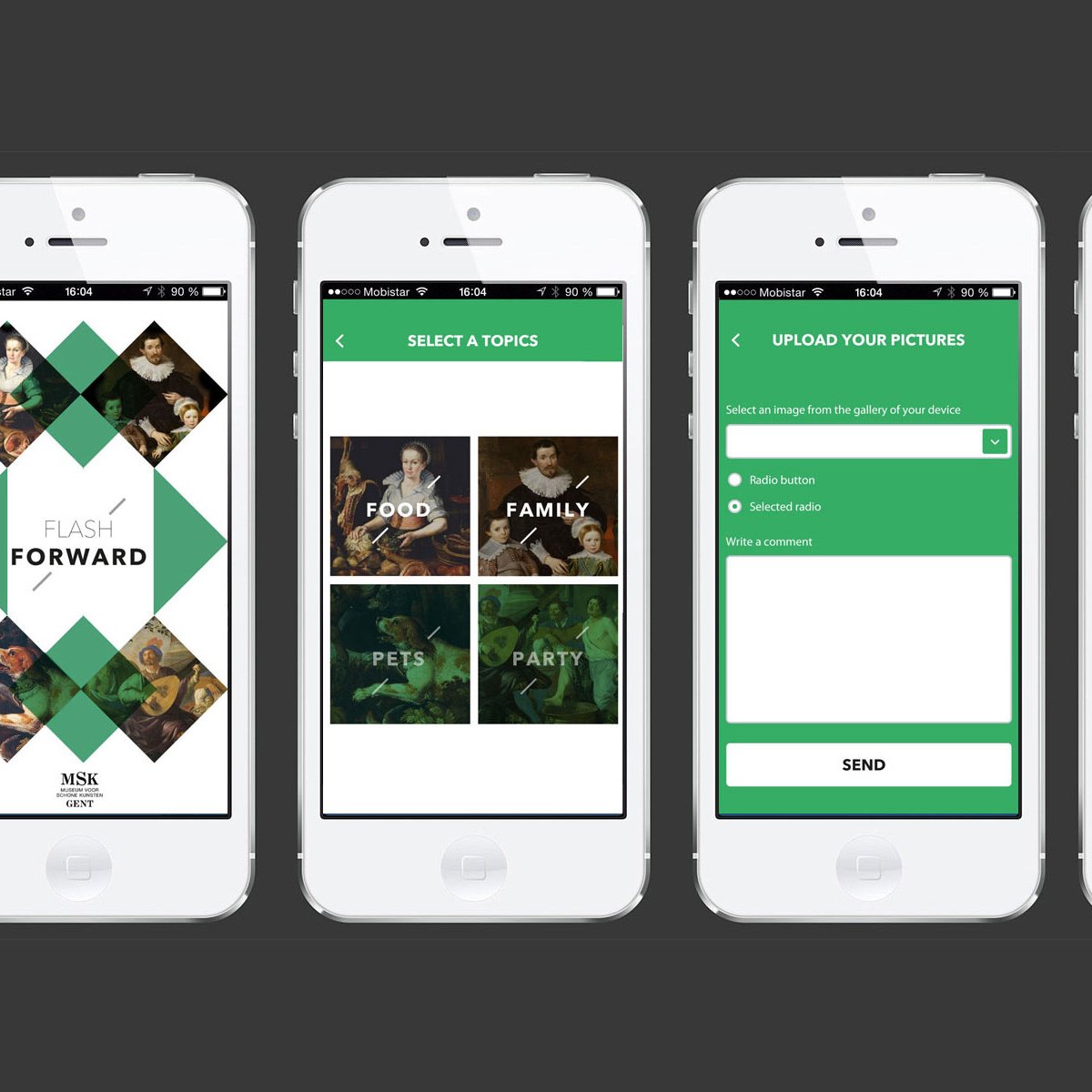 L'image montre quatre écrans d'une application mobile présentée sur des téléphones. 1. Le premier écran a un design coloré avec un motif en losanges et un titre qui semble dire "FLASH FORWARD". 2. Le deuxième écran propose des catégories de sujets à sélectionner, comme "Nourriture", "Famille", "Fêtes", et peut-être d'autres. 3. Le troisième écran permet de télécharger des photos, avec un champ pour ajouter une description. 4. Le dernier écran affiche un message de remerciement, indiquant de regarder l'écran devant le mur. Le fond de l'image est sombre, mettant bien en valeur les écrans des téléphones.