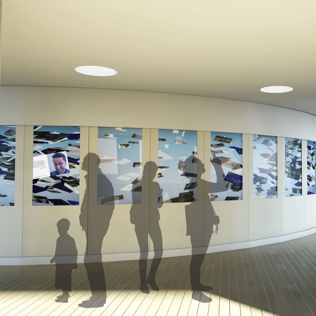 L'image montre un intérieur moderne avec des murs courbes. À gauche, il y a un mur avec une exposition d'œuvres artistiques ou de photos, tandis qu'à droite, un escalier mène à un étage supérieur. On peut voir des silhouettes de personnes qui se tiennent près du mur, dont une silhouette de petit enfant. L'éclairage est naturel grâce à des fenêtres ou des puits de lumière. Le sol est en bois, ajoutant une touche chaleureuse à l'espace.