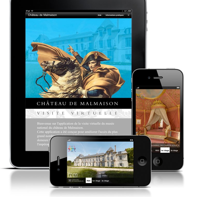 L'image présente plusieurs appareils électroniques, notamment une tablette et un smartphone, affichant des contenus liés à une visite virtuelle du Château de Malmaison. On y trouve des éléments graphiques et textuels sur le château, ainsi qu'une représentation d'une scène historique, probablement reliée à Napoléon. L'ensemble suggère une expérience interactive pour découvrir ce lieu historique.