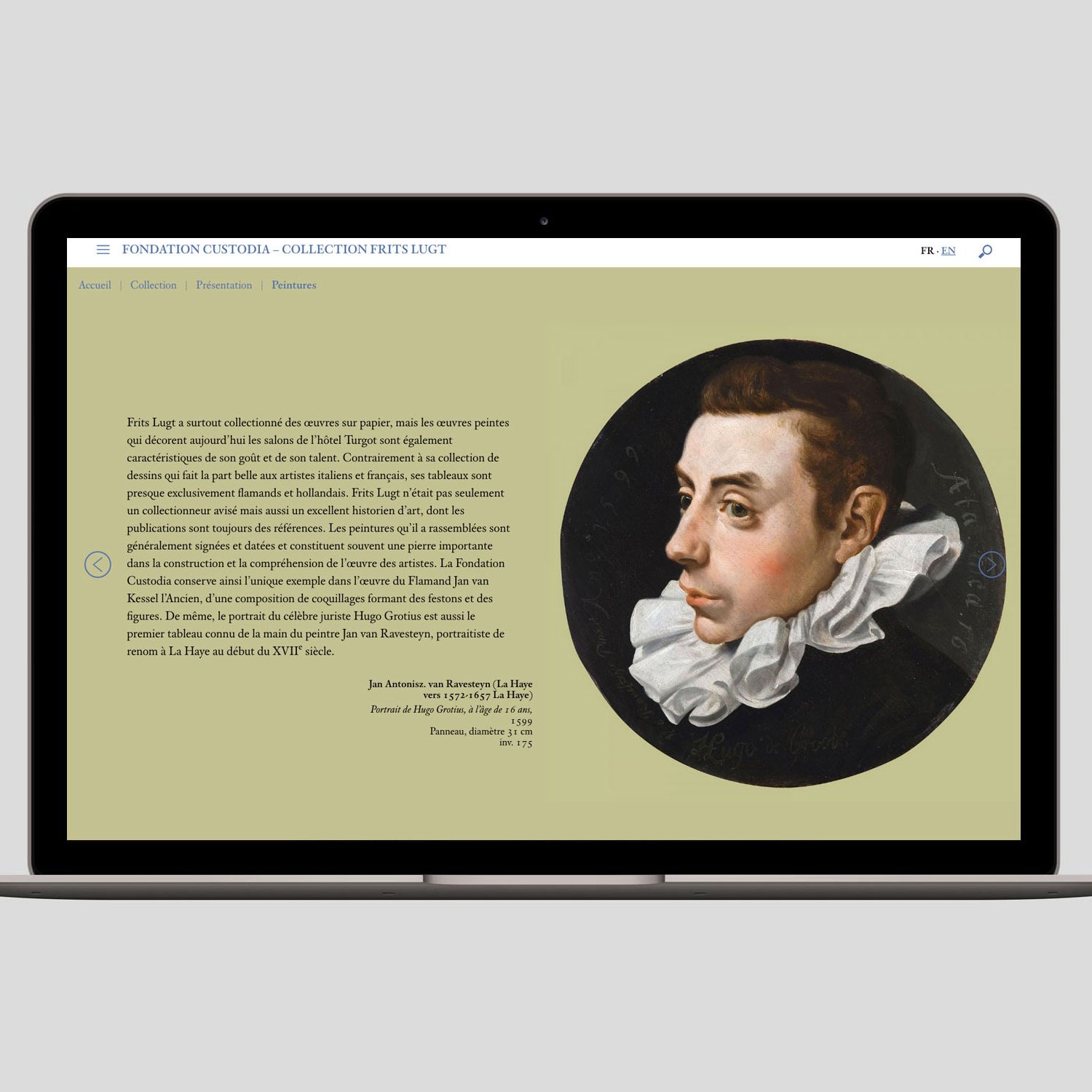 L'image montre un écran d'ordinateur affichant un portrait d'un homme en costume, avec un grand col en dentelle. À côté de l'image, on peut voir un texte explicatif présentant des informations sur le tableau ou son artiste. Le fond de l'écran est de couleur claire, ce qui met en valeur le portrait et le texte. L'ensemble donne une impression de présentation artistique ou muséale.