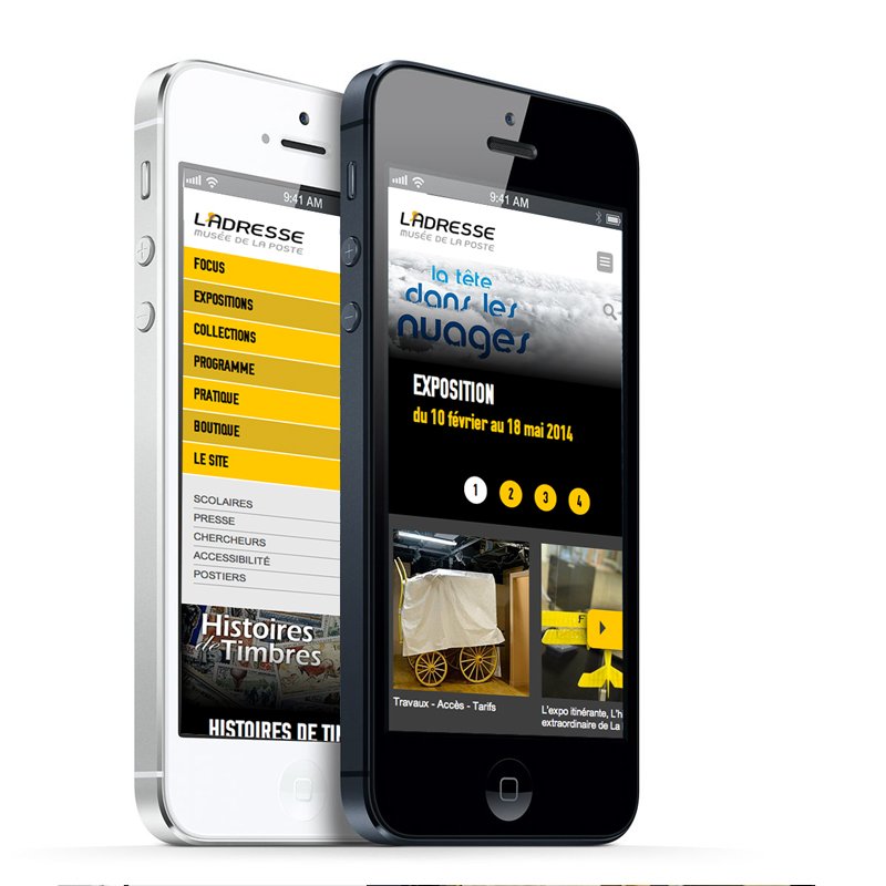 L'image montre deux smartphones, un blanc et un noir, affichant des captures d'écran d'un site web. Le smartphone blanc semble afficher un menu avec des sections comme "FOCUS", "EXPOSITIONS", "COLLECTIONS", et "PROGRAMME". Le smartphone noir montre un contenu d'exposition avec des dates. L'ensemble donne une impression moderne et élégante, mettant en avant une interface utilisateur de site internet.