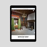 L'image montre une pièce intérieure décorée dans un style qui évoque le Moyen Âge tardif. On y voit un lit avec des rideaux verts vifs, placé contre un mur en bois. À gauche, il y a une cheminée en pierre, et à droite, un chandelier suspendu au plafond en bois. Le sol est revêtu de dalles claires, ce qui contraste avec le mobilier en bois sombres. Le décor mural semble décoratif, ajoutant une touche artistique à l'espace. Globalement, l'atmosphère est chaleureuse et historique.