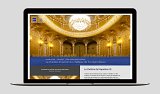 L'image montre la page d'accueil d'un site web dédié au théâtre impérial du château de Fontainebleau. On y voit un design élégant, avec un grand espace central qui semble présenter l'intérieur du théâtre, orné de décorations dorées et de lustres brillants. La navigation en haut indique des sections sur les projets, les architectes et les monuments historiques. Le texte met en avant le théâtre de Napoléon III, mentionnant une collection liée à l'histoire de cette période. L'ensemble est stylisé avec des couleurs riches et une mise en page agréable, qui évoque le luxe et le patrimoine historique.