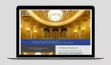 L'image montre la page d'accueil d'un site web dédié au théâtre impérial du château de Fontainebleau. On y voit un design élégant, avec un grand espace central qui semble présenter l'intérieur du théâtre, orné de décorations dorées et de lustres brillants. La navigation en haut indique des sections sur les projets, les architectes et les monuments historiques. Le texte met en avant le théâtre de Napoléon III, mentionnant une collection liée à l'histoire de cette période. L'ensemble est stylisé avec des couleurs riches et une mise en page agréable, qui évoque le luxe et le patrimoine historique.