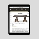 L'image montre une tablette numérique affichant des informations sur un meuble ancien. Il s'agit d'une paire de tréteaux avec un plateau rapporté, datée du Moyen Âge. La description fournit des détails sur la forme et les caractéristiques du meuble, ainsi que sur son histoire ou son utilisation. Le design du mobilier est évoqué, avec une attention particulière portée aux éléments décoratifs et structurels.