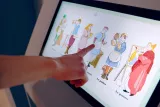 L'image montre une interface d'écran tactile avec des illustrations de personnes en costumes historiques ou traditionnels. Une main pointe vers l'un des personnages, qui semble discuter des métiers ou des rôles spécifiques, tels que "le polier" et "le peintre". Les dessins sont colorés et stylisés, et le fond de l'écran est sobre, mettant en valeur les illustrations.