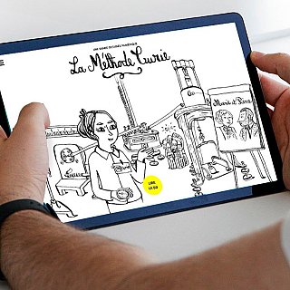 L'image montre une personne tenant une tablette sur laquelle est affichée une illustration en noir et blanc. Cette illustration semble représenter un univers lié à la cuisine ou à la gastronomie, avec divers éléments graphiques évoquant des aliments ou des outils de cuisine. Le titre "La Mélancolie Lurie" est visible en haut de l'écran, indiquant peut-être un projet ou une publication sur ce sujet. L'ensemble dégage une ambiance créative et artistique.