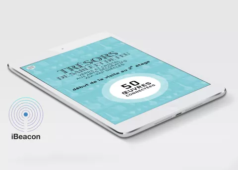 L'image montre une tablette affichant un écran qui annonce une exposition intitulée "Trésors de sable et d'eau". Le fond est de couleur turquoise, et le texte met en avant le début d'une visite à deux étages avec une mention de "50 œuvres connectées". À gauche, il y a un logo iBeacon, qui est généralement utilisé pour la localisation ou l'interaction via des dispositifs mobiles. Le design est moderne et attrayant.