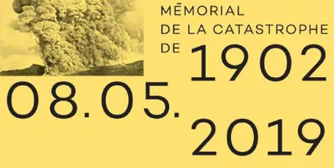 L'image présente un fond jaune avec une photographie historique d'une éruption volcanique sur la partie supérieure. En bas se trouvent des inscriptions en noir qui mentionnent "Mémorial de la catastrophe de 1902" ainsi que les dates "08.05.2019". Cela évoque un événement commémoratif pour un désastre survenu en 1902.