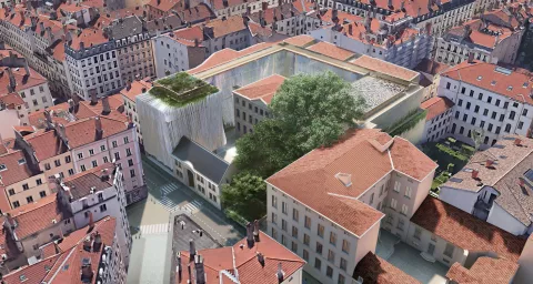 L'image montre une vue aérienne d'un quartier urbain avec des bâtiments à toits rouges. Au centre, une structure moderne se distingue par sa façade exceptionnelle, possiblement en matériaux contemporains, et qui intègre des éléments naturels, comme des arbres et une espace verte sur le toit. Ce mélange d'architecture ancienne et moderne créera un contraste intéressant dans le paysage urbain. Les rues entourant le bâtiment suggèrent un environnement animé et vivant.